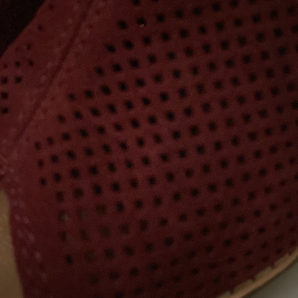EUC TOMS “Majorca” Peep Toe Perforated Burgundy Wine Suede Ankle Booties Sz 7.5 - Picture 15 of 17